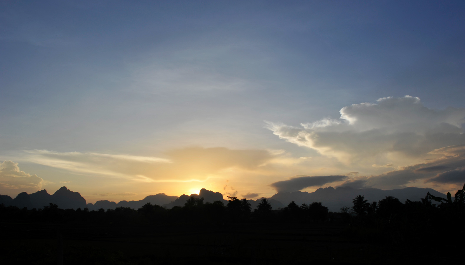 Vang Vieng [24 mm, 1/60 sec at f / 20, ISO 200]